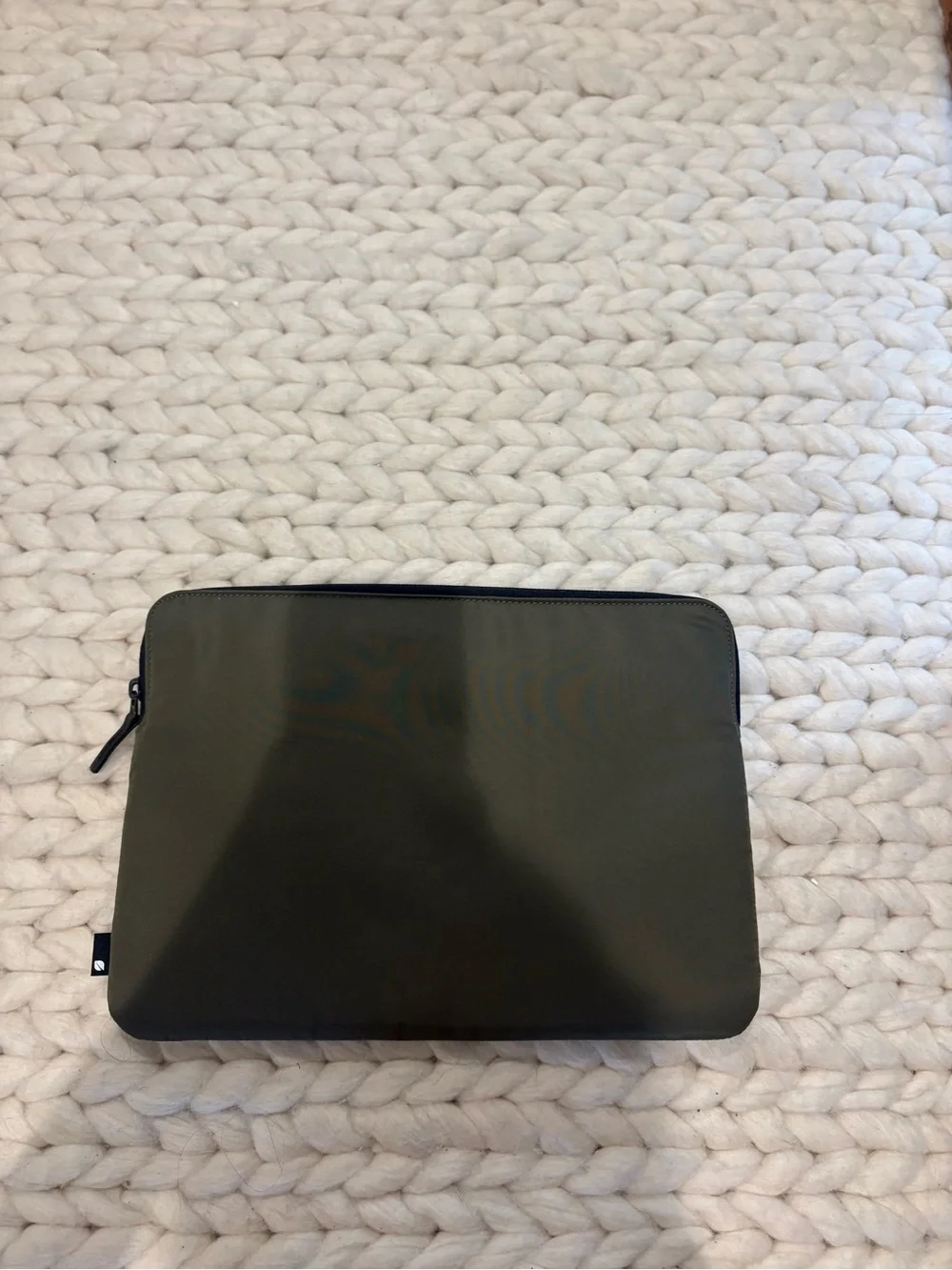 Incase 13 compact
